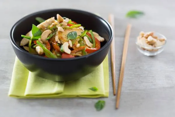 Image recette Suprême de poulet contisé au basilic, wok de légumes au curry et estragon