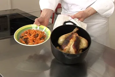 Image recette Volaille farcie aux fruits secs et rôtie entière, châtaignes et carottes