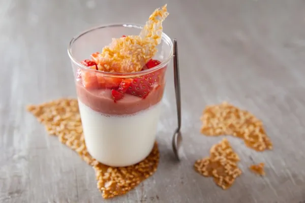 Image recette Blanc-manger aux fraises, jus de rhubarbe et tuile au sésame