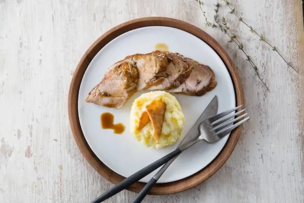 Image recette Filet mignon de porc rôti au thym, purée Grand Chef et nougatine d'ail