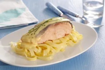 Image recette Pavé de saumon poché, mousseline au Fromage à la Crème ciboulette Elle&Vire et tagliatelles fraîches