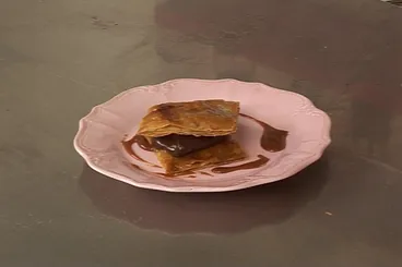 Image recette Carrés feuilletés à la ganache au chocolat, caramel aux baies roses