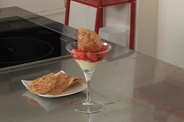 Image recette Verrine de fraises à la vanille, croustillant à l'amande