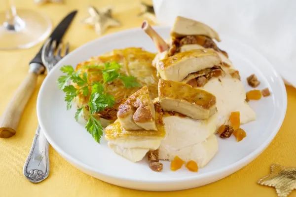 Image recette Suprême de volaille aux fruits secs façon Rossini, galette de pommes de terre à l'huile de truffe