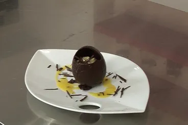 Oeuf en chocolat surprise, mousse mangue-passion