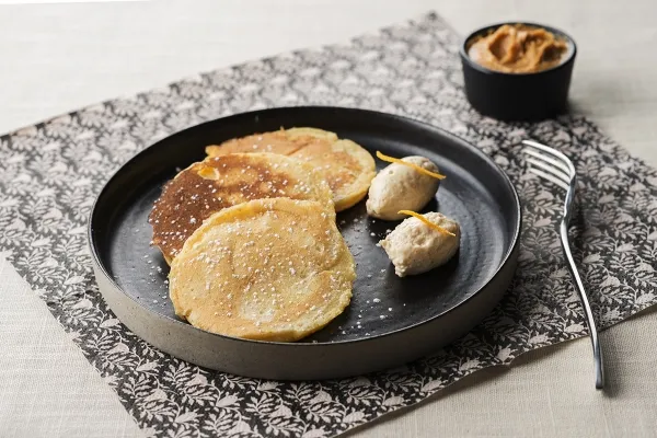 Image recette Pancake à l’orange, chantilly au beurre de cacahuètes croquant