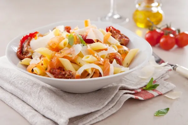 Image recette Penne aux carottes, tomates confites et saumon fumé parfumés au basilic