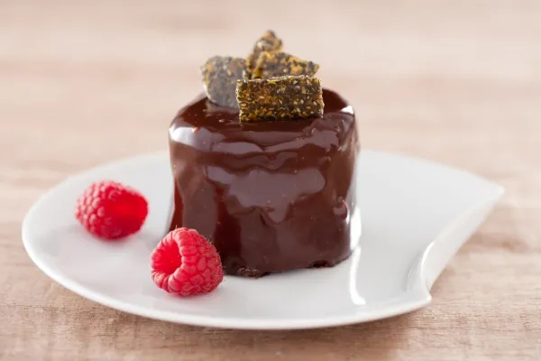 Image recette Fondant au chocolat noir, glaçage chocolat-caramel aux framboises