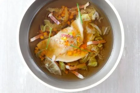 Image recette Ravioles de canard confit, bouillon de volaille fumé et petits légumes