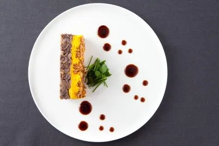 Image recette Compressé de canard au vin rouge et potimarron, crumble de foie gras