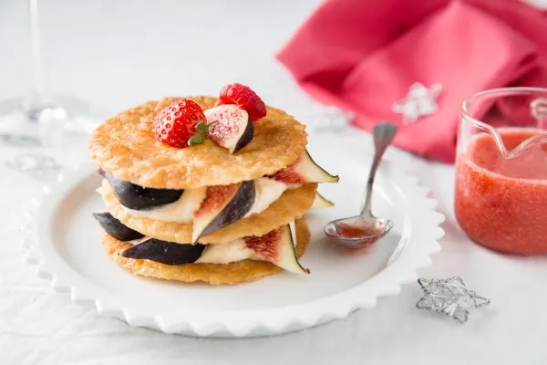 Image recette Mille-feuille dentelle, crème légère à la vanille et aux figues, fraîcheur de fraises et framboises