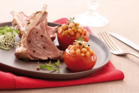 Image recette Carré d'agneau rôti au thym et petites tomates farcies de Haricots Coco