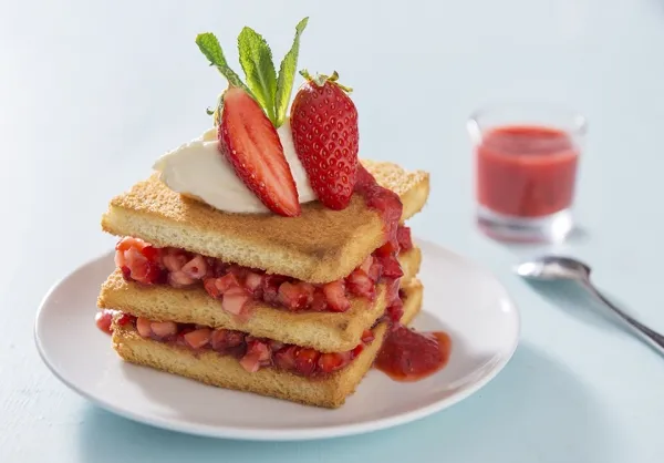 Image recette Mille-feuille fraise et brioche, coulis fraises et menthe