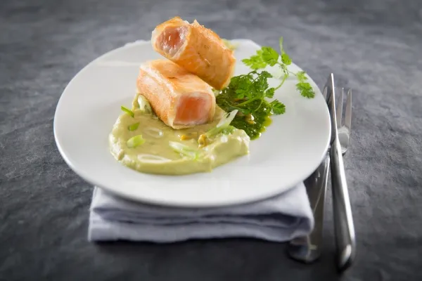 Image recette Croustillant de saumon au curry, mousseline d'avocat et vinaigrette passion-coriandre