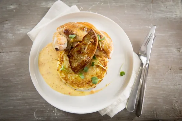 Image recette Suprême de volaille aux figues séchées, foie gras poêlé en curry rouge, râpé de pommes de terre