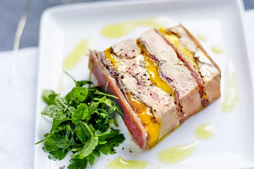 Recette Terrine de foie gras poêlé, mangue, jambon de Bayonne et gelée de  sauternes au poivre de Timut