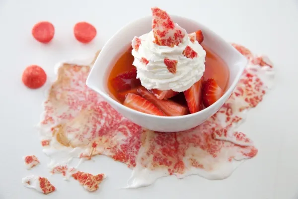 Image recette Marinade de fraises au poivre de Timut, chantilly minute et chips de Tagada