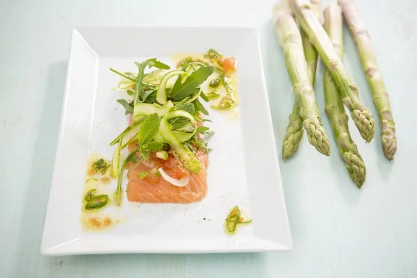 Image recette Emincé d'asperges vertes à la menthe, saumon mariné minute