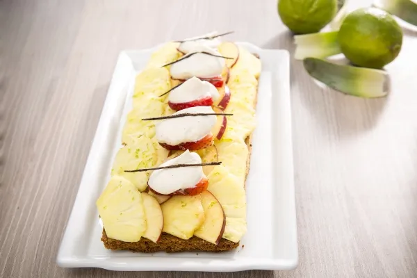 Image recette Tarte en bande sablée aux fruits frais, vinaigrette au thym et crème fraîche vanillée