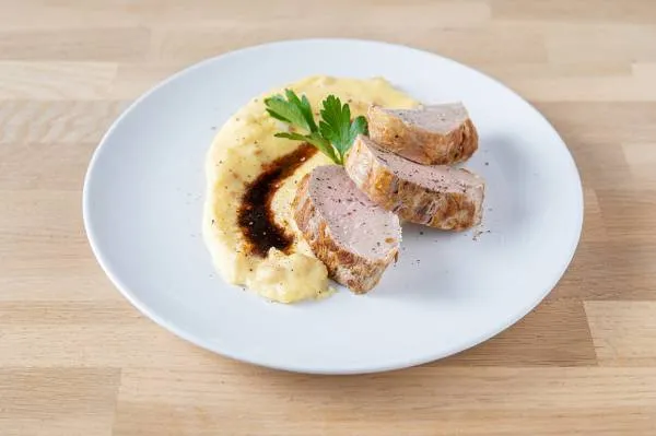 Image recette Médaillons de filet de porc, sauce au vinaigre balsamique, polenta aux fruits secs