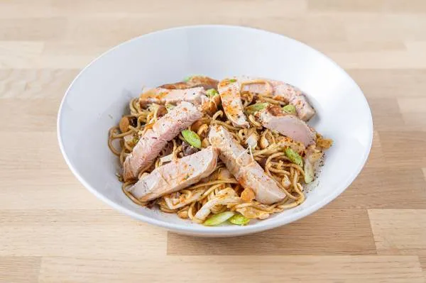 Image recette Wok de porc au paprika, nouilles et choux chinois aux noix de cajou 