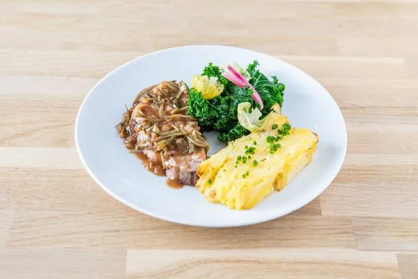 Image recette Échine de porc charcutière, gratin de pommes de terre au sel de céleri et chou kale 