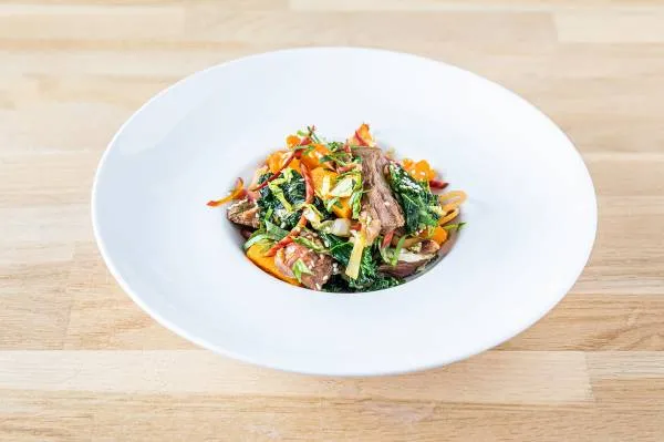 Image recette Wok de boeuf aux légumes de saison et tombé de chou kale 