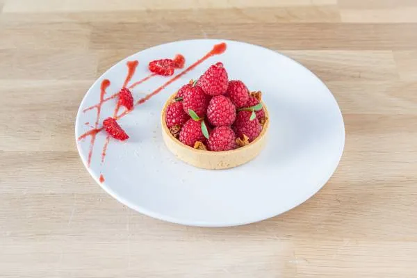 Tartelette chocolat, fraise-coriandre et framboises à l'assiette 