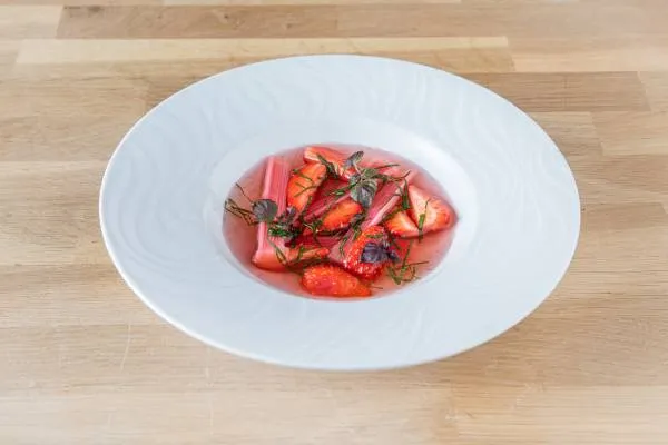 Image recette Nage de fraise et rhubarbe au basilic 