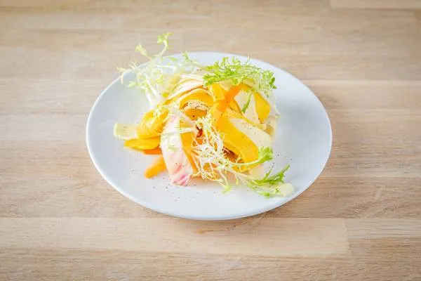 Image recette Salade de légumes d'automne en copeaux, vinaigrette noisette et cidre