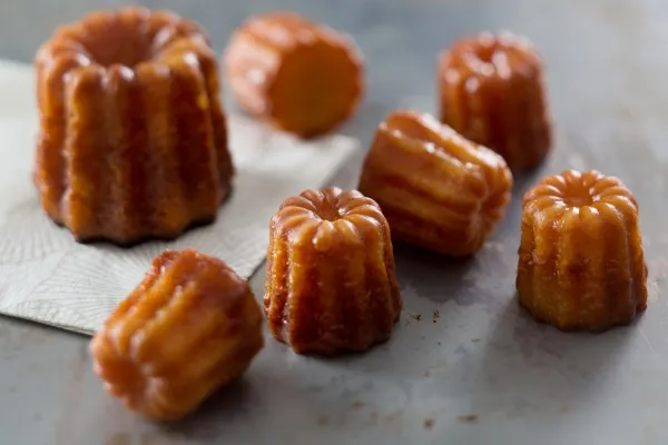 Image recette Le véritable cannelé Bordelais, flambé au rhum, crème glacée maison.