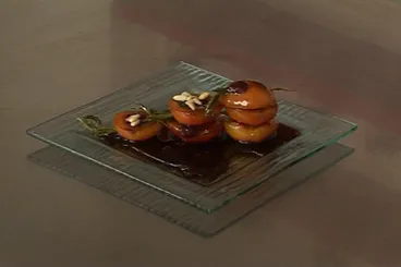 Image recette Abricots piqués au romarin, caramel de cerise