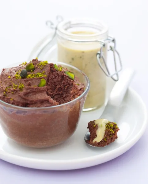 Image recette Mousse au chocolat, crème anglaise à la pistache