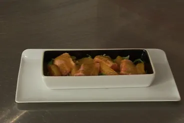 Barquette de saumon aux poireaux et à l'orange, huile de curry