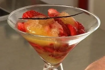 Ravioles de pêche à la vanille, fraises fraîches