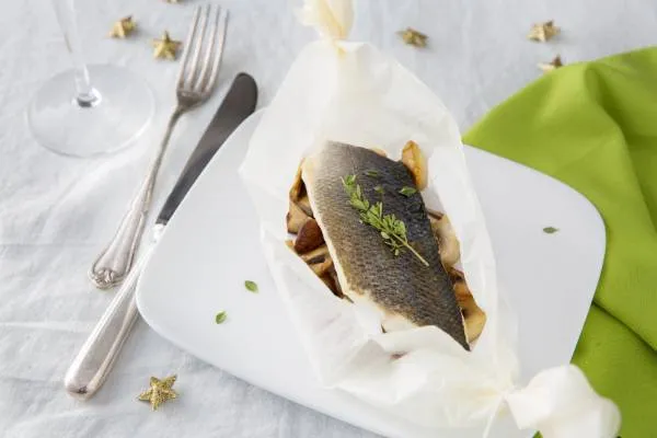 Image recette Papillote de bar au champagne et sauté de champignons au poivre rare