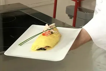 Image recette Omelette roulée au saumon fumé et aux olives