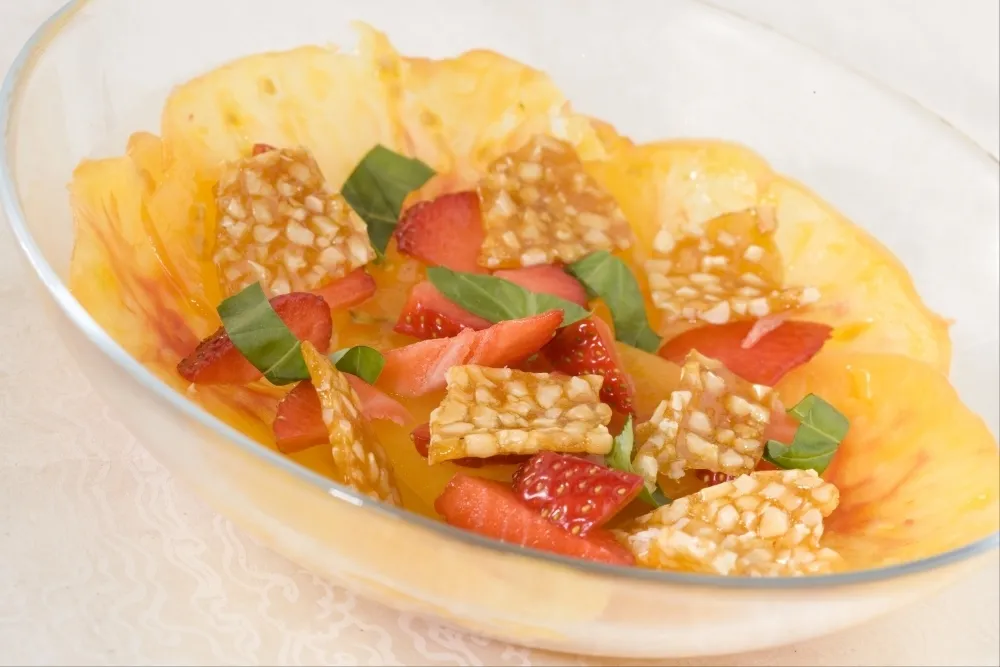 Image recette Carpaccio de tomates et fraises à la nougatine