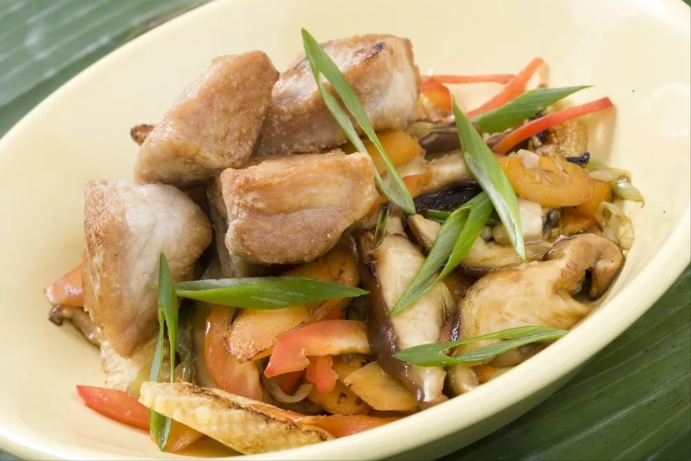 Subuta, wok de porc à l'asiatique, épis de maïs et pousses de bambou