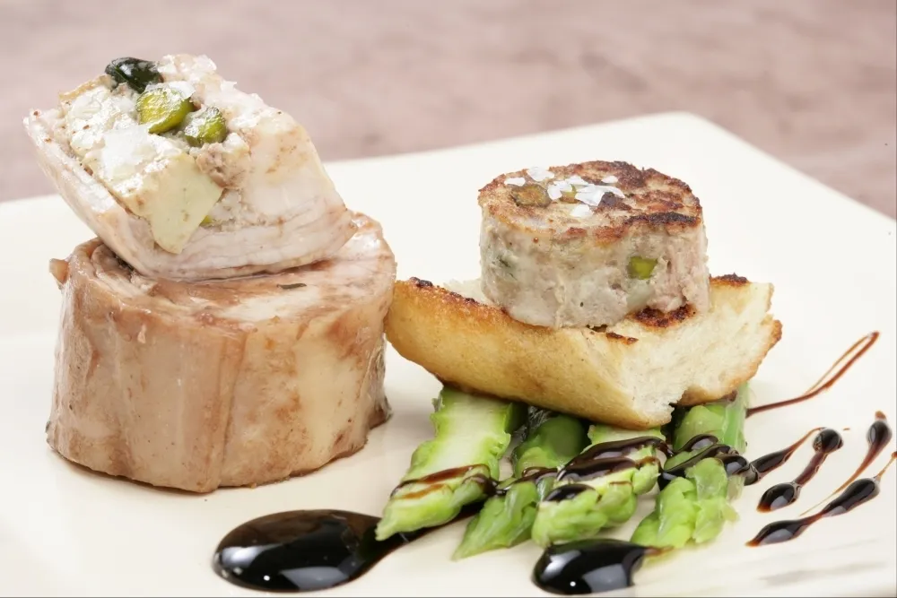 Râble de lapin farci au foie gras et asperges vertes