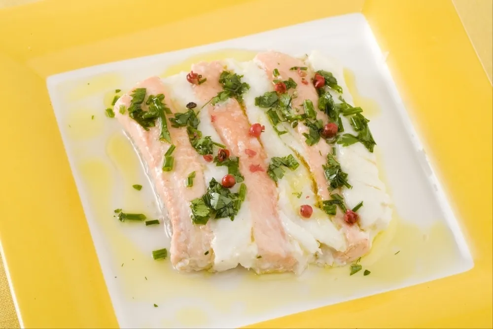 Image recette Duo de daurade et de saumon mi-cuit, vinaigrette aux baies roses