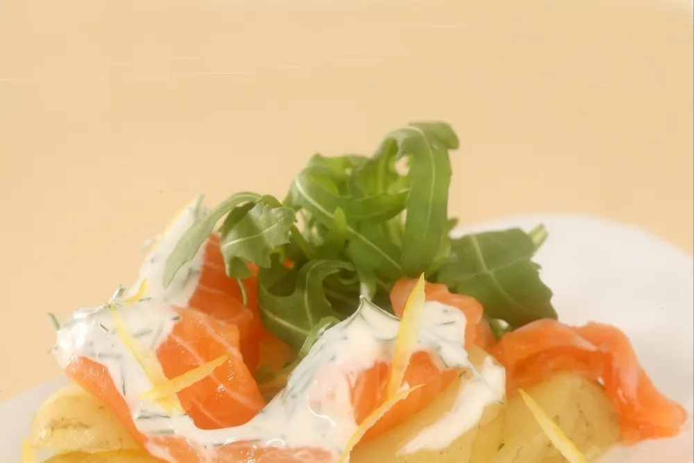 Image recette Salade de pommes de terre primeurs au saumon fumé et sauce aigrelette