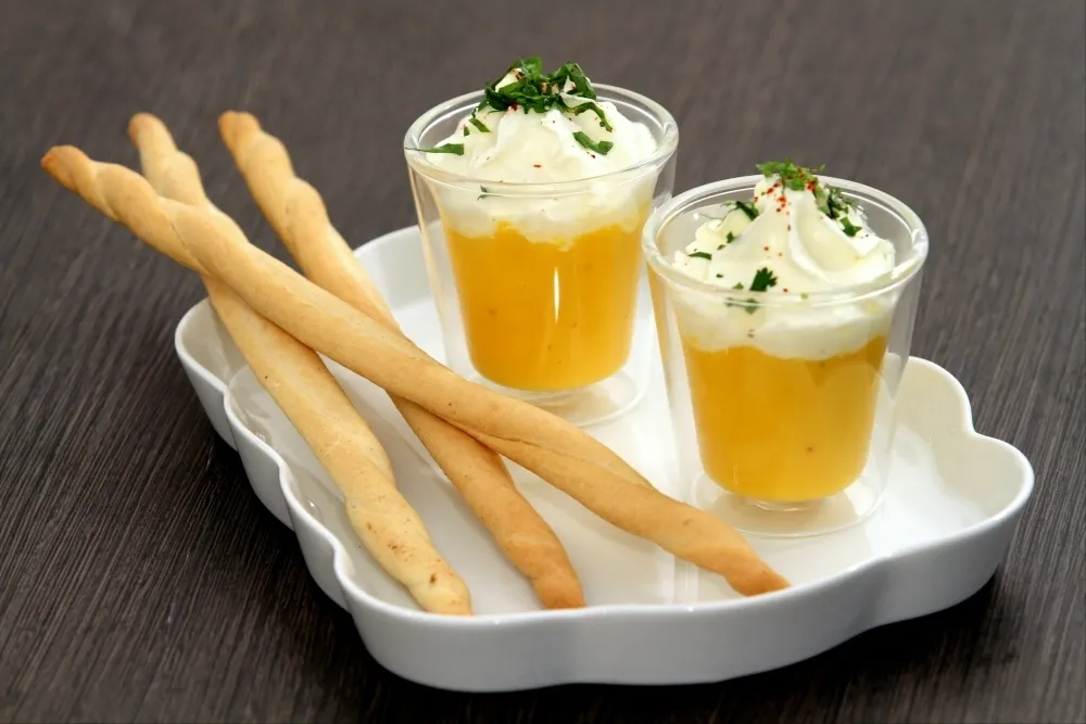 Image recette Crème de carottes glacée, chantilly coriandre et gressins