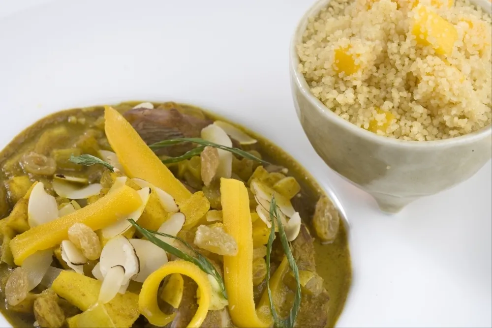 Image recette Curry minute d'agneau aux fruits, semoule à la mangue