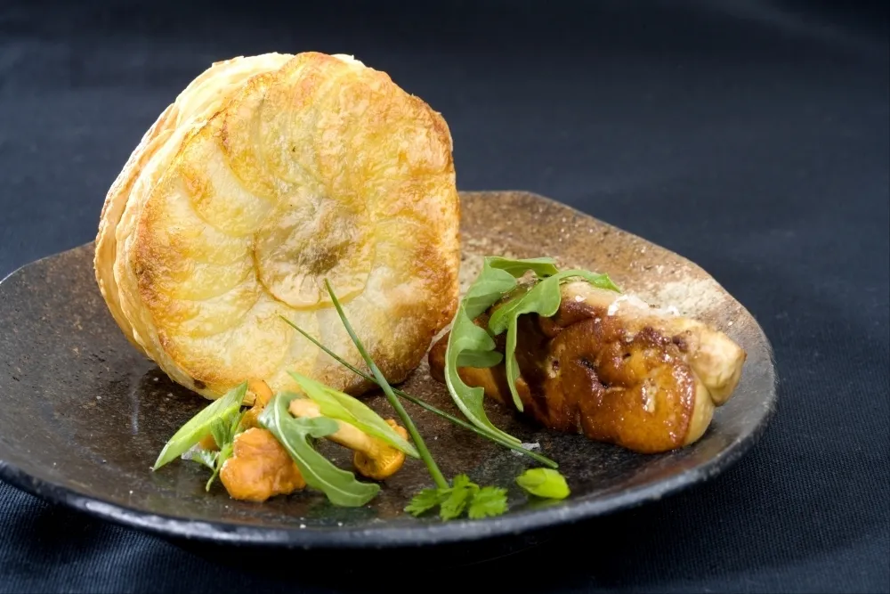 Tourtière de champignons de saison à l'huile de truffe et foie gras poêlé