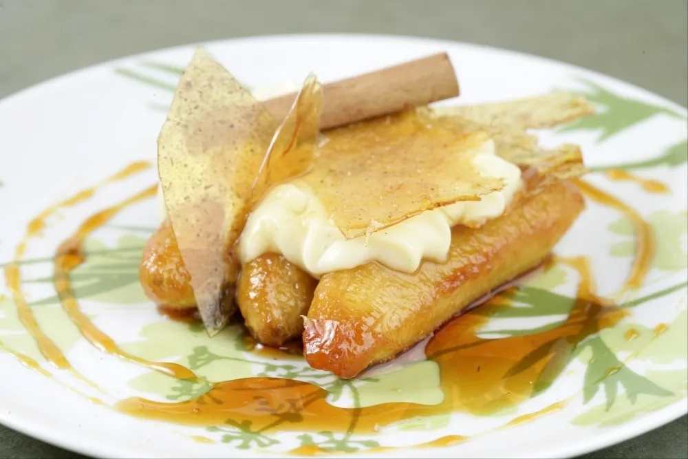 Image recette Voile de caramel aux épices, crème légère aux mini bananes flambées