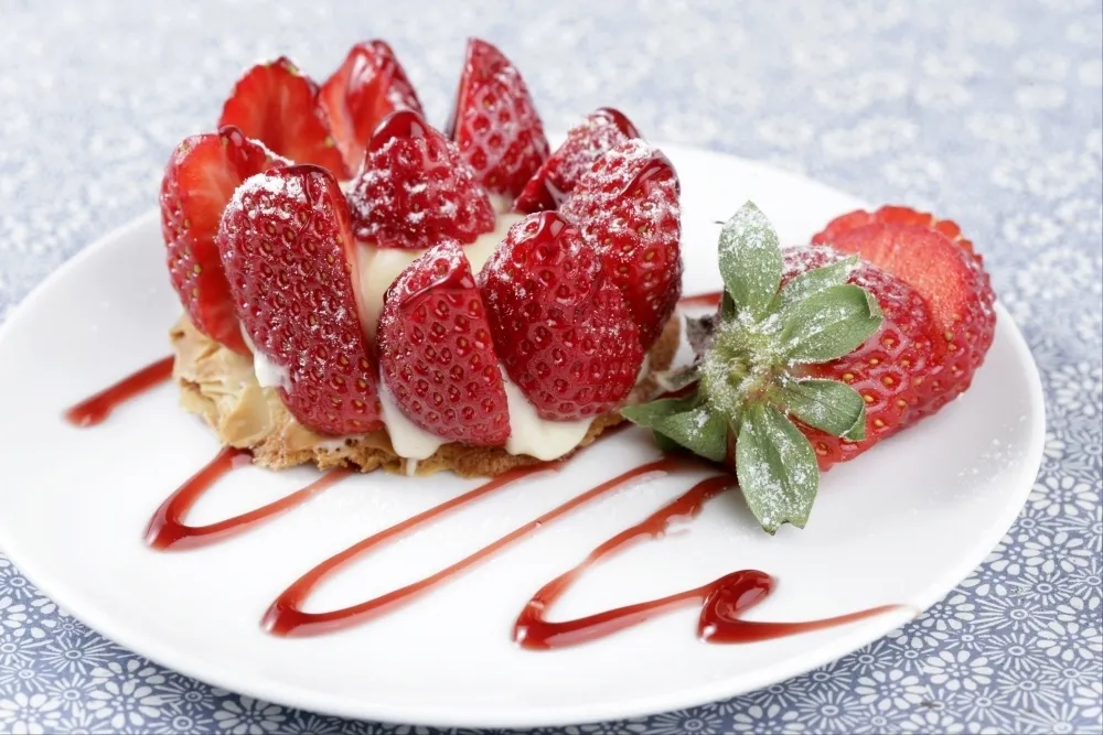 Sablé breton, crème légère à la vanille et fraises
