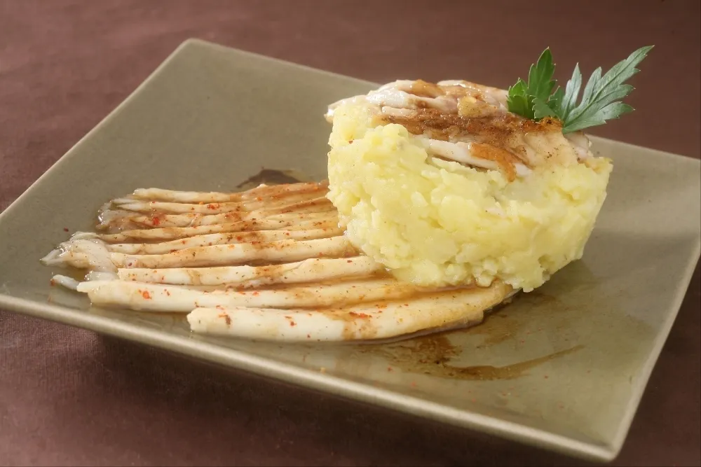 Image recette Aile de raie poêlée, vinaigrette de framboise et écrasée de pommes de terre