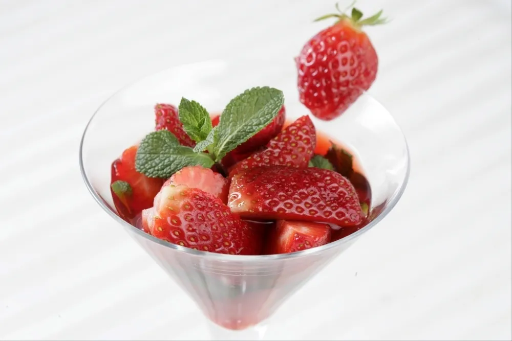 Image recette Nage de fraises et framboises à la menthe fraîche
