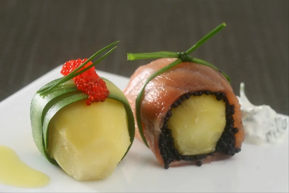 Sushi maki de pomme de terre primeur, courgette et saumon fumé